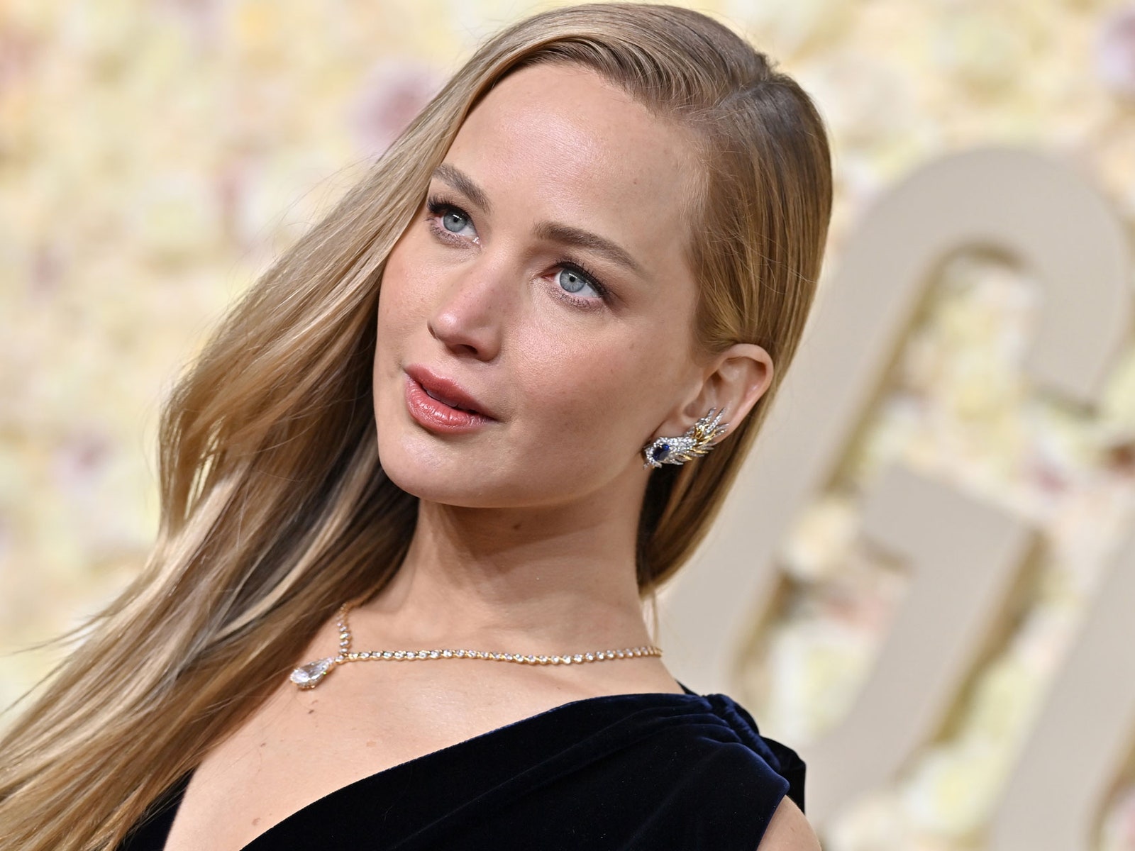 Jennifer Lawrence pulled off two polar-opposite looks in one night